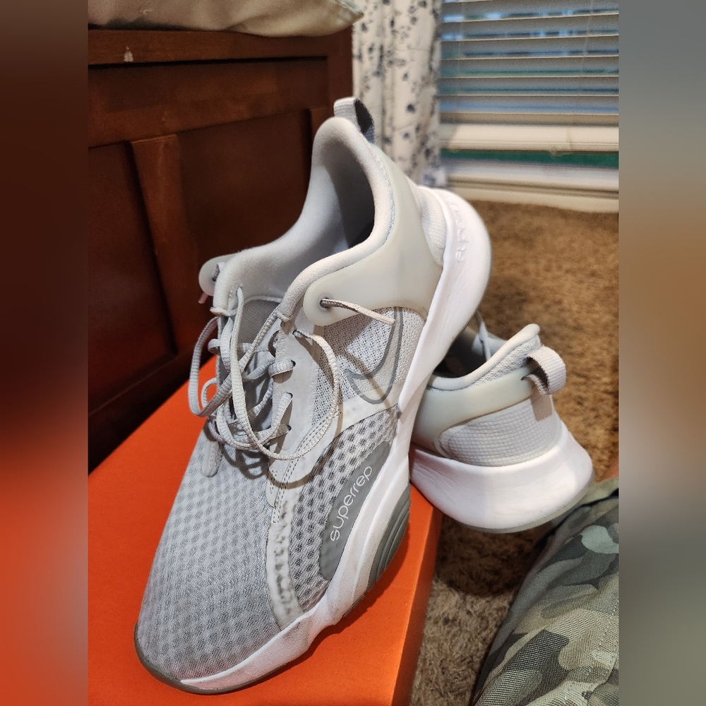 Nike Superrep Men's size 10.5.   Light Grey and white